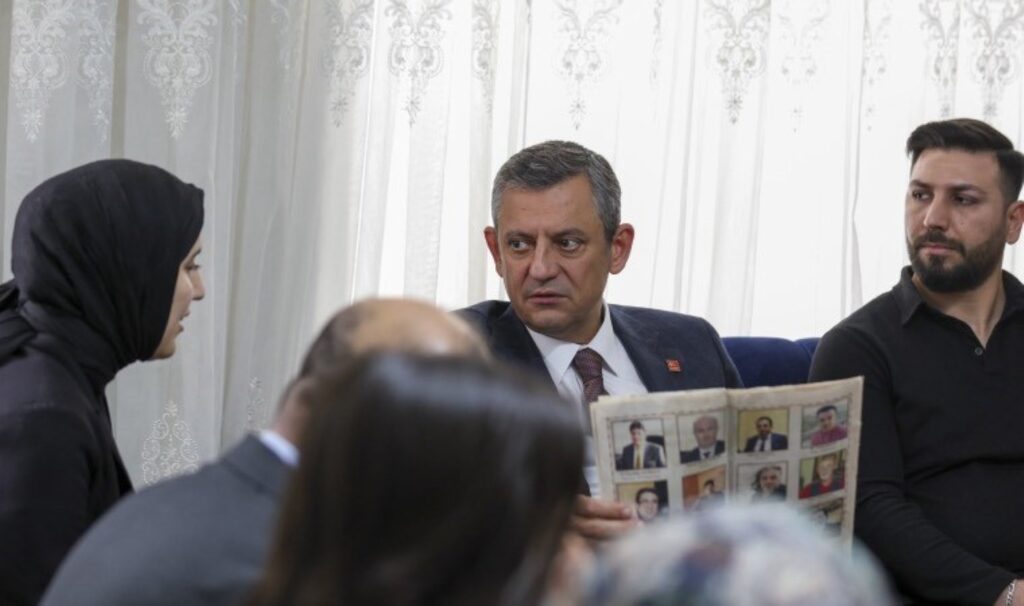 Özgür Özel'in Adıyaman’da konteyner kent ziyareti... “Öğrencilerin bir an önce sağlam okullara kavuşması lazım" 9 ozgur ozelin adiyamanda konteyner kent ziyareti ogrencilerin bir an once saglam okullara kavusmasi lazim YtXz2PkF