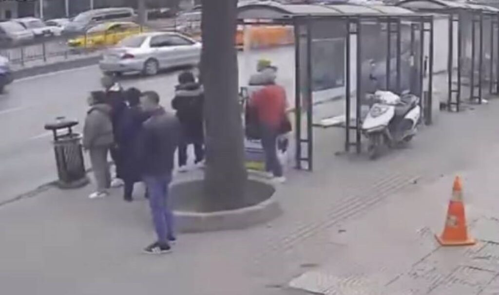 SMA hastası çocuğun yardım kutusunu çalmaya çalışan kişi darbedildi 1 sma hastasi cocugun yardim kutusunu calmaya calisan kisi darbedildi RvJzndKD