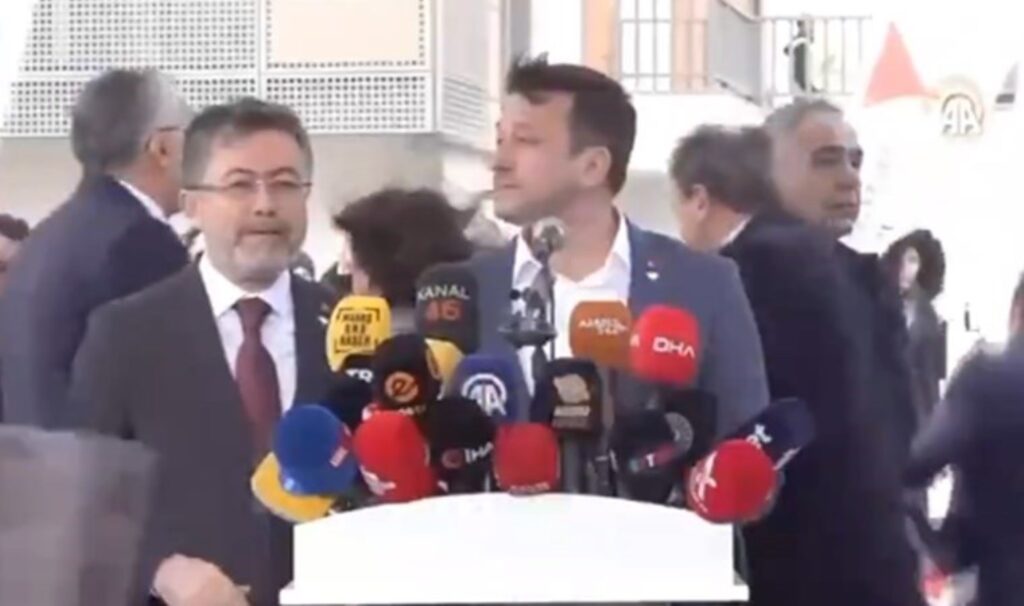 Sosyal medyada gündem oldu: AKP heyeti çıkan rüzgardan koşarak kaçtı 2 sosyal medyada gundem oldu akp heyeti cikan ruzgardan kosarak kacti NzIu8ghl
