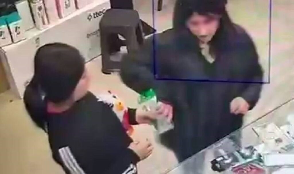 teknoloji magazasinda calisanlarin dalginligindan faydalanip akilli saat caldilar MUOCGCF4