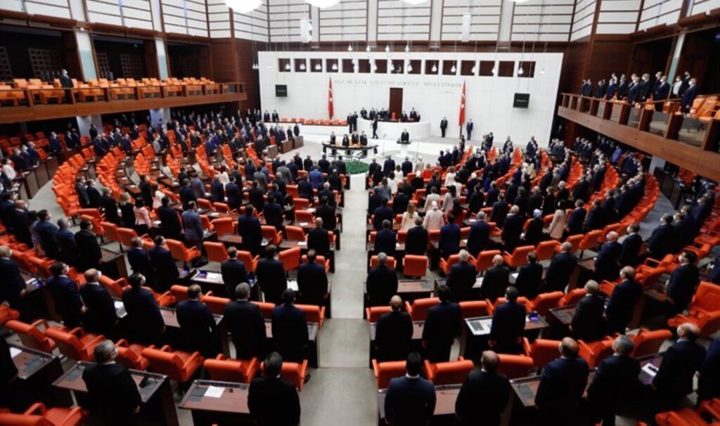 Tepkiler çığ gibi... İddia: Eski ve yeni milletvekilleri trafikte cezadan muaf tutulacak 1 tepkiler cig gibi iddia eski ve yeni milletvekilleri trafikte cezadan muaf tutulacak Fv7SCB9D