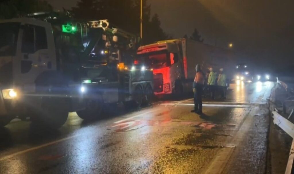 tir kazasi nedeniyle d 100 kara yolu trafige kapandi YVCehttb