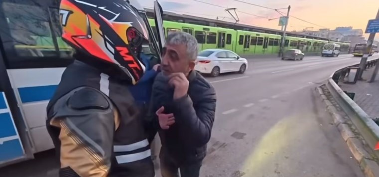 trafikte lan kavgasi el frenini cekip kavgaya tutustu 0