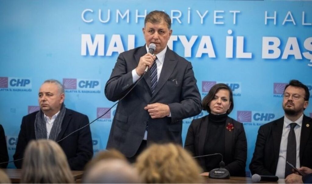 Tugay: İzmir’de kalpler deprem bölgesi için atıyor 1 tugay izmirde kalpler deprem bolgesi icin atiyor PpRdMFuA