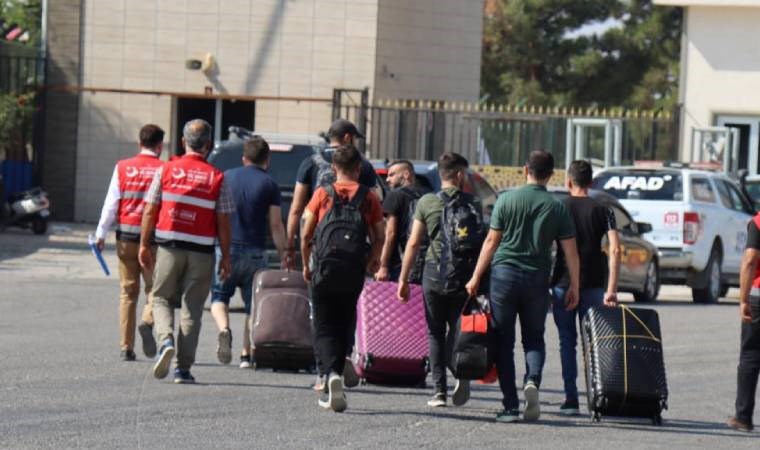 Türkiye'den ayrılan Suriyelilerin sayısı 100 bini bulmadı, dönüş beklenenden yavaş ilerliyor 4 turkiyeden ayrilan suriyelilerin sayisi 100 bini bulmadi donus beklenenden yavas ilerliyor 3 k1u7bcK8