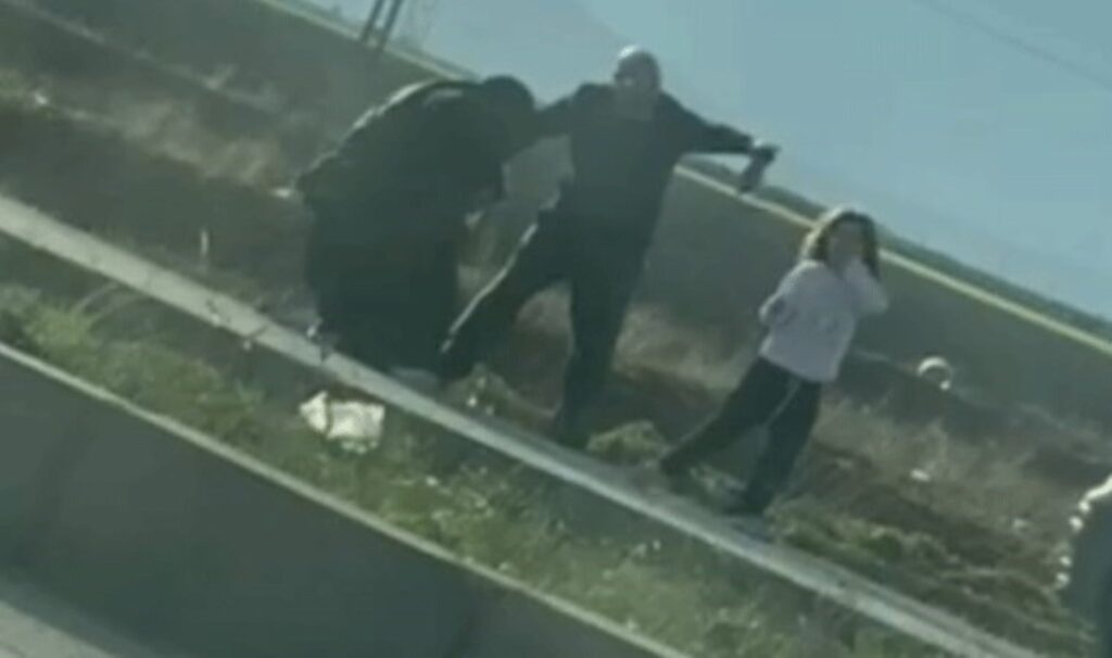 yol kenarinda dehset kadini saclarindan surukleyip kiz cocugunu da darbettiler zuOKyF7s