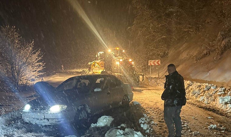 yolda mahsur kalan 25 arac kurtarildi 1