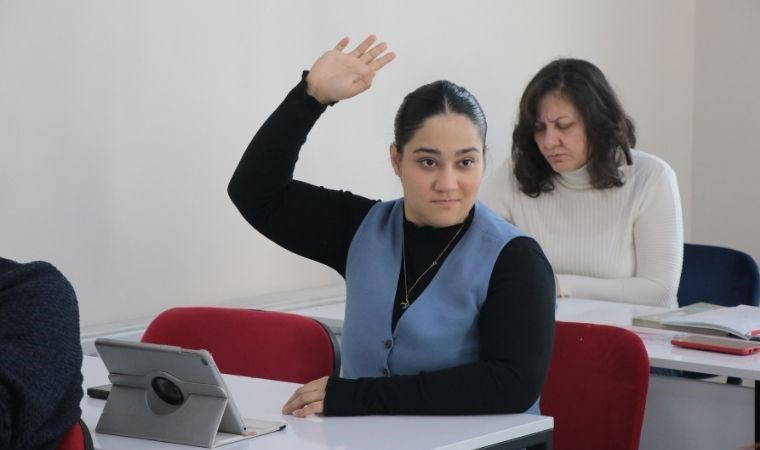 11 yıllık tedaviyle yürüyüp, konuşan Ayşe’nin hayali, dil öğrenip ülkeleri gezmek 1 11 yillik tedaviyle yuruyup konusan aysenin hayali dil ogrenip ulkeleri gezmek 9A5mne86