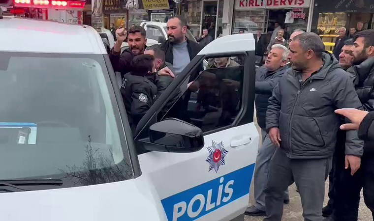 Adıyaman’da 'cinsel taciz' iddiası ortalığı karıştırdı: Şüpheliyi linçten polis kurtardı! 1 adiyamanda cinsel taciz iddiasi ortaligi karistirdi supheliyi lincten polis kurtardi MTLtLjN1
