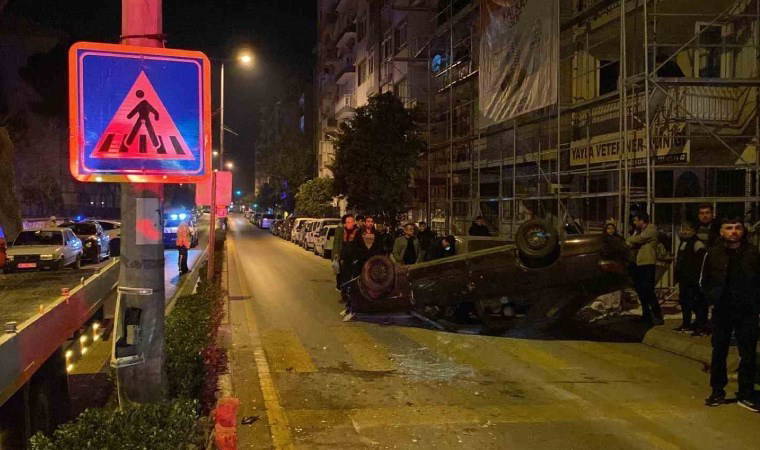 Aydınlatma direğine çarpıp takla attı: 4 yaralı 2 aydinlatma diregine carpip takla atti 4 yarali AqpWvUwd