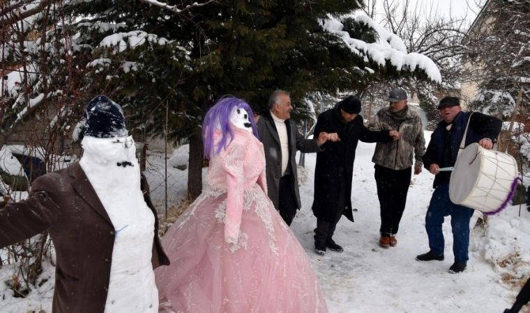 Bir garip düğün eğlencesi: Kardan gelin ve damat yaptılar, halay çekip eğlendiler! 9 bir garip dugun eglencesi kardan gelin ve damat yaptilar halay cekip eglendiler 4YKuWFM3