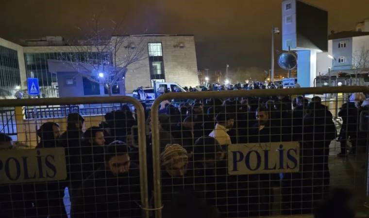 Büyükşehir Belediye Başkanı Abdullah Zeydan görevden alındı, polisten sabaha karşı müdahale: Van’da yine kayyum dönemi 1 buyuksehir belediye baskani abdullah zeydan gorevden alindi polisten sabaha karsi mudahale vanda yine kayyum WH4vTtGn