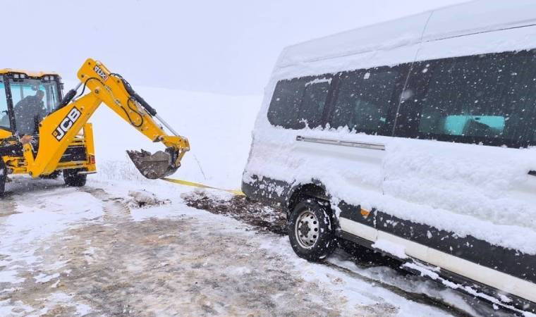 diyarbakirda ogretmenleri tasiyan servis kara saplandi FFT5RbOR