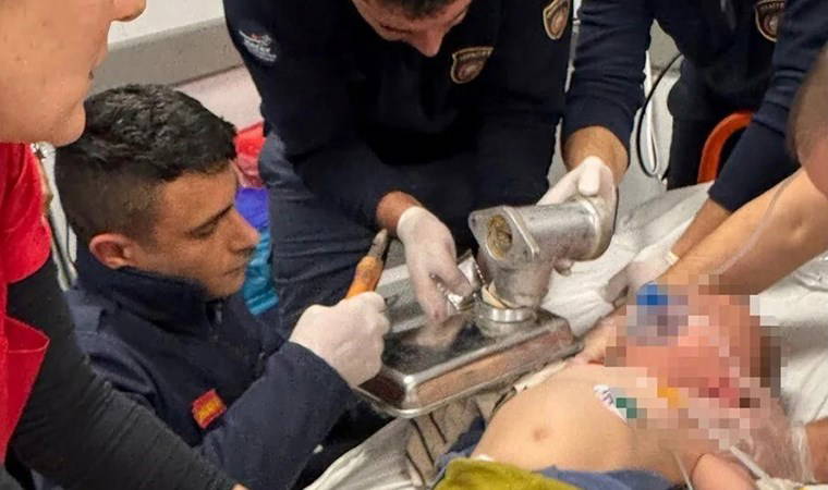 Hatay'da korkunç olay! 2 yaşındaki çocuk elini kıyma makinesine kaptırdı 1 hatayda korkunc olay 2 yasindaki cocuk elini kiyma makinesine kaptirdi 78N9NBlS