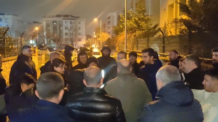 istanbulda duvarlarinda catlaklar olusan 4 katli bina bosaltilarak muhurlendi 0 uJvbSQwE