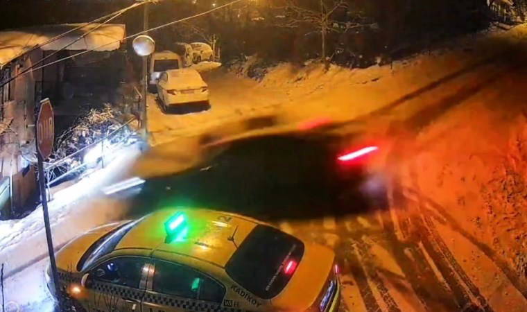 ... İstanbul'da kayan otomobil taksiye ve 2 eve çarptı 6 istanbulda kayan otomobil taksiye ve 2 eve carpti