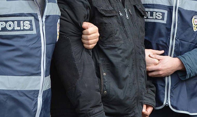 izmirde 39 yil hapis cezasi ile aranan suc makinesi yakalandi mVTQ5A1Q