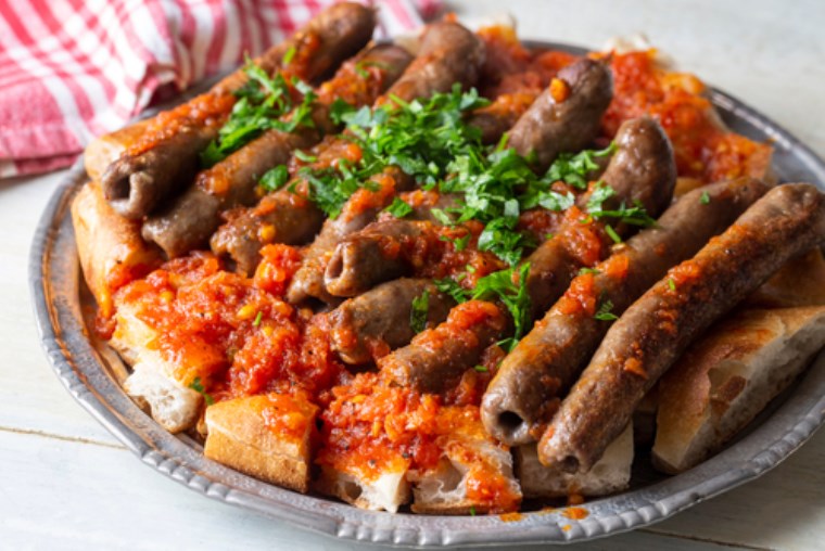 izmirin lezzet hazinesi hafta sonu sofralarina cok yakisacak puf noktalariyla tire koftesi tarifi 0 j5UhZzr4