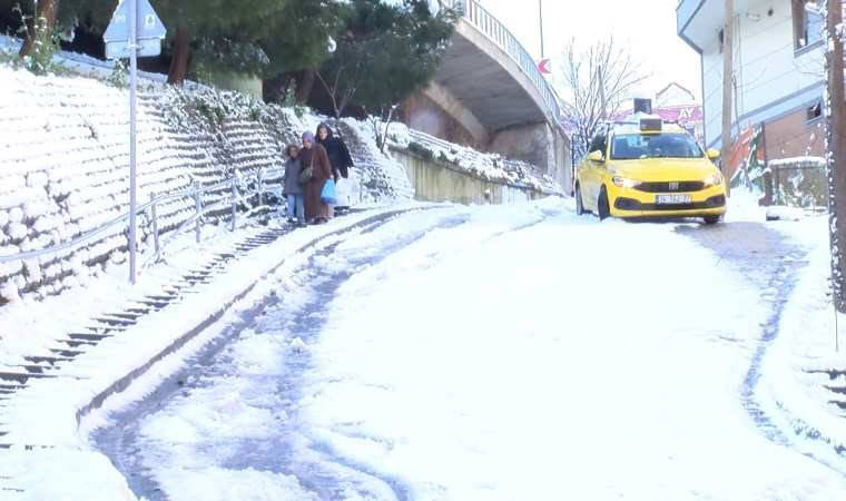 Kağıthane'de araçlar yokuşta kaldı: Yurttaşlar güçlükle yürüdü 1 kagithanede araclar yokusta kaldi yurttaslar guclukle yurudu T9YpjLeh