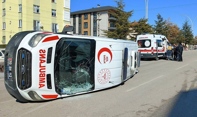 karamanda faciadan donuldu otomobil ve ambulans carpisti yaralilar var