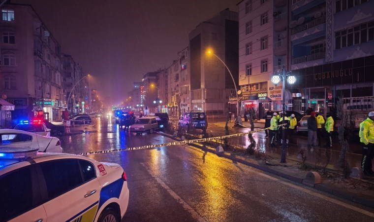 Kaza sonrası polis aracına alınan sürücü intihara kalkıştı! 1 kaza sonrasi polis aracina alinan surucu intihara kalkisti