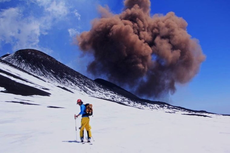 lavlarin arasinda kayak yaptilar etna yanardagi kenarindaki kayakcilar gorenleri sasirtti 0 7lI5gQWD