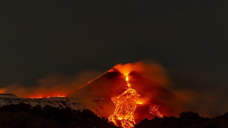 lavlarin arasinda kayak yaptilar etna yanardagi kenarindaki kayakcilar gorenleri sasirtti 1 C8NOYpU9