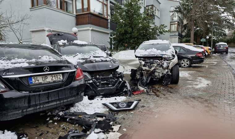 Sarıyer'de kayan cip 4 otomobile çarptı: 1 ölü 7 sariyerde kayan cip 4 otomobile carpti 1 olu dyjUf64R