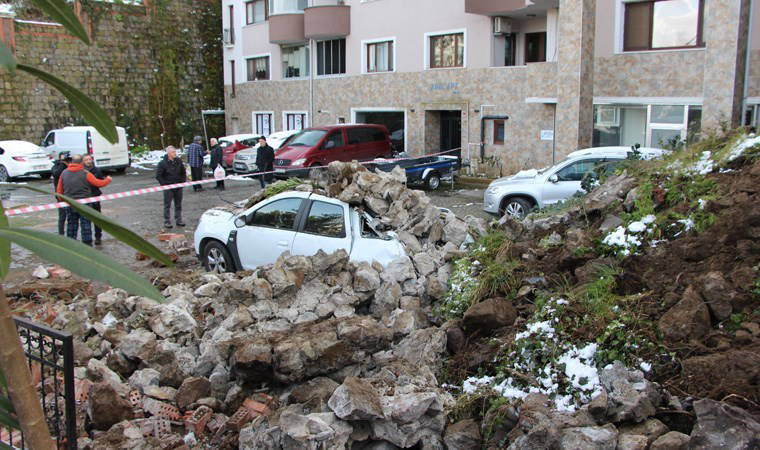 Taş parçalarının altında kalacaktı! İstinat duvarı çöktü, 30 saniyeyle kurtuldu 2 tas parcalarinin altinda kalacakti istinat duvari coktu 30 saniyeyle kurtuldu Tn5T6HZC