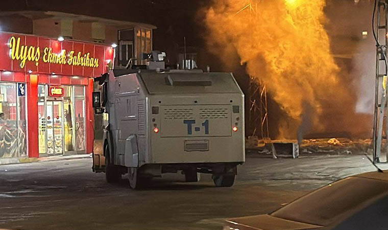 Van'da kayyum protestosu: Gözaltına alınan 300 kişiden 216'sı serbest bırakıldı 1 vanda kayyum protestosu gozaltina alinan 300 kisiden 216si serbest birakildi h848V3z3