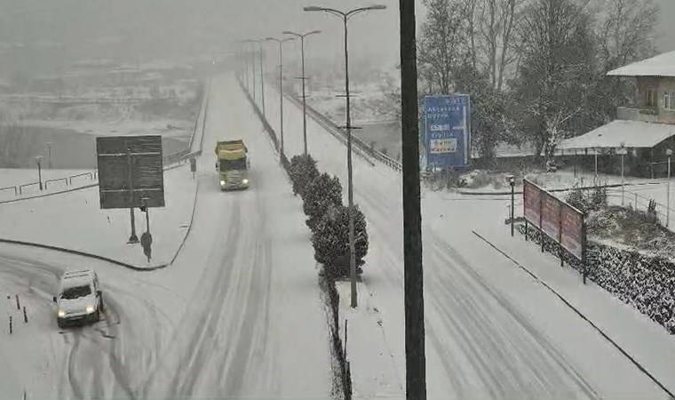 Zonguldak'ta 'beyaz' esaret! Öğrenci servisleri yolda kaldı: 81 köy yolu kapandı 4 zonguldakta beyaz esaret ogrenci servisleri yolda kaldi 81 koy yolu kapandi