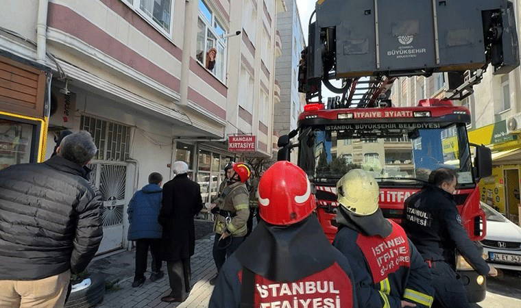 Avcılar’da ilginç olay! Eşi kapıyı açmayınca itfaiye pencereden girdi 10 avcilarda ilginc olay esi kapiyi acmayinca itfaiye pencereden girdi lyV4KjZC