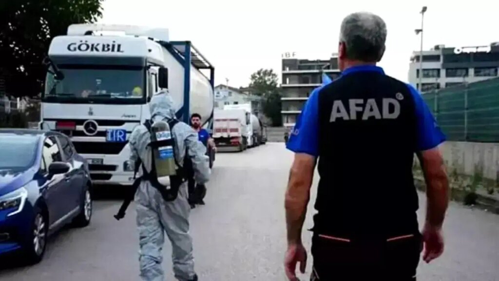 Bursa'da 'kimyasal koku' krizi büyüyor... Hastaneye kaldırılanlar var! 2 bursada kimyasal koku krizi buyuyor hastaneye kaldirilanlar var dWOU9IuL