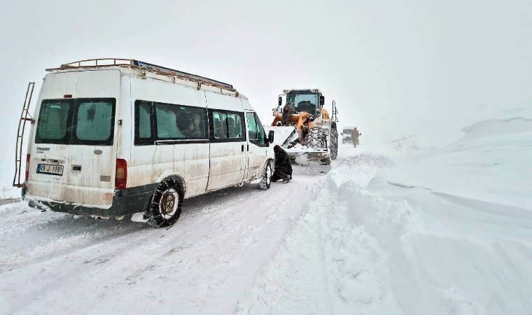 Doğu'da kar esareti... Van, Muş ve Bitlis'te 34 yerleşim yerine ulaşılamıyor! 5 doguda kar esareti van mus ve bitliste 34 yerlesim yerine ulasilamiyor kMd6k2Sp