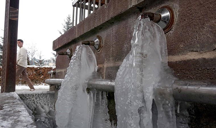 Erzurum'un 2 ilçesi resmen dondu! Termometreler eksi 32,6 dereceyi gördü: Aras Nehri buz tuttu! 4 erzurumun 2 ilcesi resmen dondu termometreler eksi 326 dereceyi gordu aras nehri buz tuttu