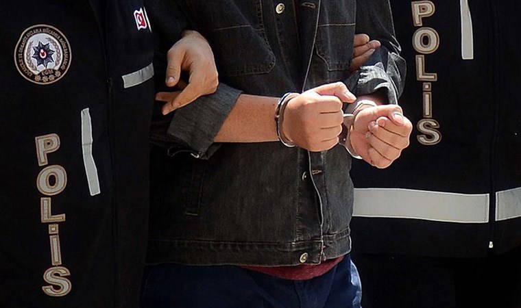 Evine baskın yapıldı! 33 yıl hapisle aranıyordu: Kaçarken yakalandı 7 evine baskin yapildi 33 yil hapisle araniyordu kacarken yakalandi mP6GO4zi