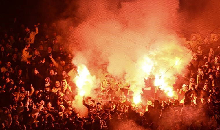 Galatasaray - Fenerbahçe derbisinde korkutan anlar: Hakem maçı durdurdu 9 galatasaray fenerbahce derbisinde korkutan anlar hakem maci durdurdu pC3GY3gX