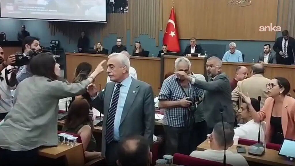 İzmir'de belediye meclisinde tartışma: CHP'li Lal Denizli AKP'li üyeye sert çıktı 2 izmirde belediye meclisinde tartisma chpli lal denizli akpli uyeye sert cikti gUCYnmym
