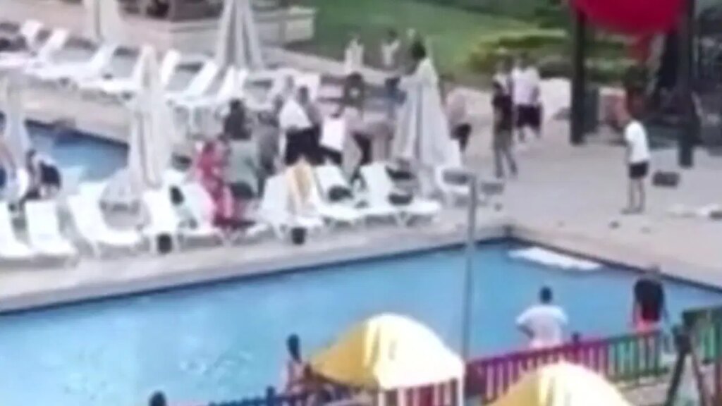 o anlar kamerada havuza bonesiz ve pantolonlariyla girmek isteyen sahislar ortaligi birbirine katti S8LDfOjg