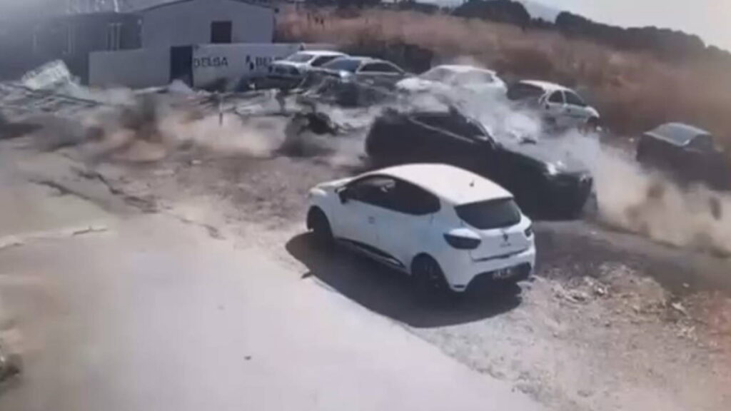 o anlar kamerada kule vinc devrildi suriyeli isciler tekbir getirmeye basladi zVxdGGxb