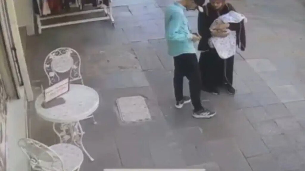 o anlar kamerada yolda buldugu altin kesesini alip uzaklasti g2611dZi